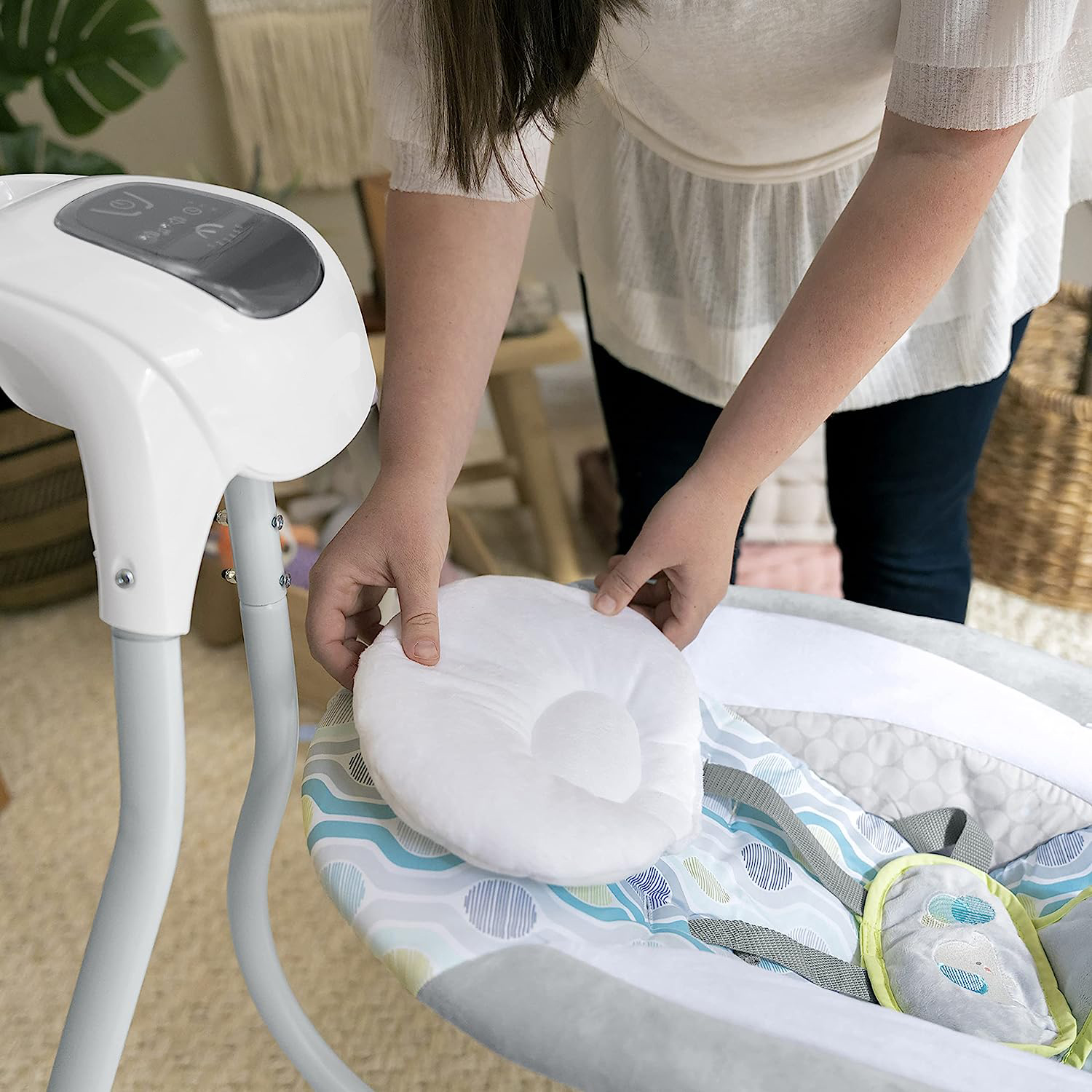 Lightweight Compact 6-Speed Multi-Direction Baby Swing, Vibrations & Nature Sounds, 0-9 Months 6-20 lbs (Pink Cassidy)